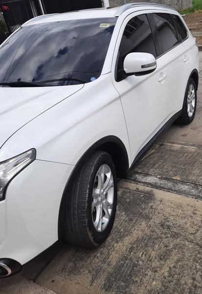 Mitsubishi Outlander • 2015 • 88,000 km 3