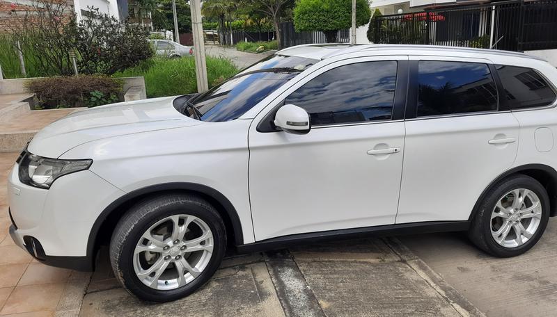 Mitsubishi Outlander • 2015 • 88,000 km 5