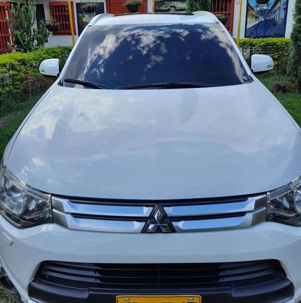 Mitsubishi Outlander • 2015 • 88,000 km 2