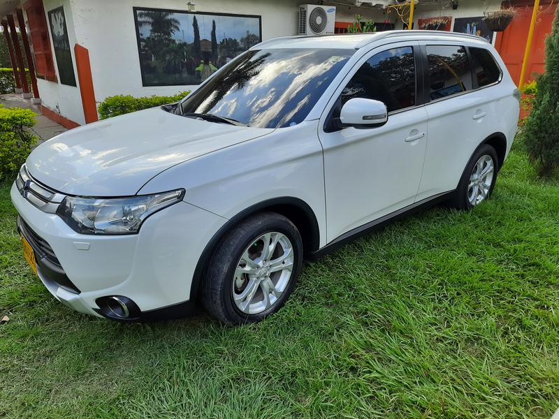 Mitsubishi Outlander • 2015 • 88,000 km 4