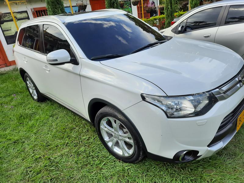 Mitsubishi Outlander • 2015 • 88,000 km 1