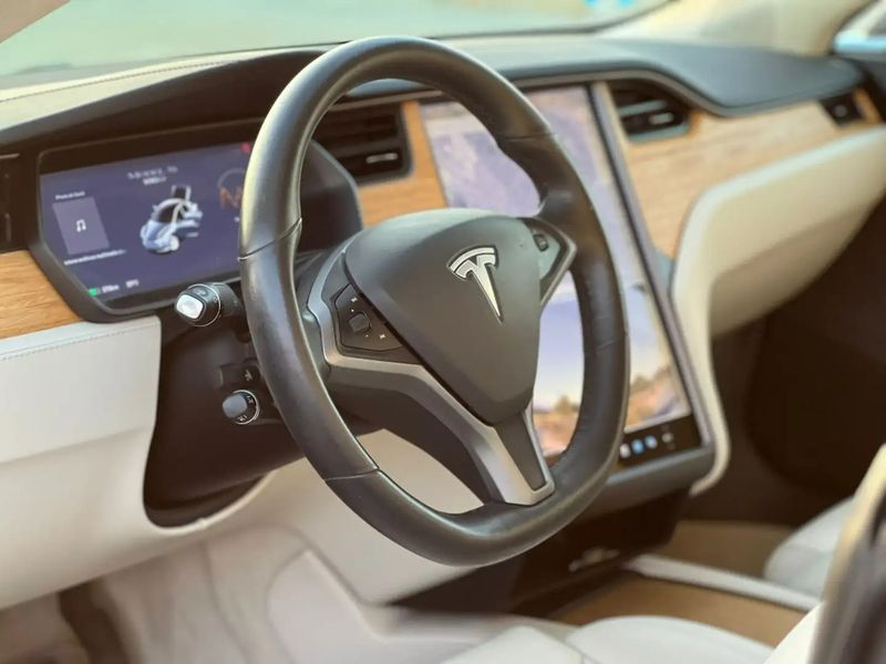 Tesla Model S • 2019 • 50,960 km 13