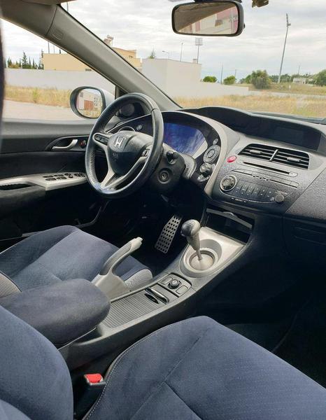 Honda Civic • 2009 • 190,000 km 4
