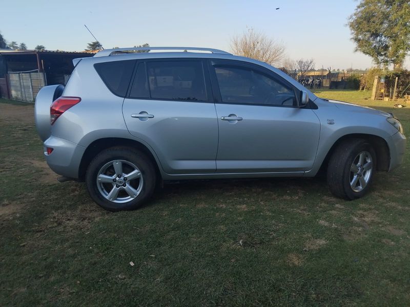 Toyota RAV4 • 2008 • 290,000 km 2