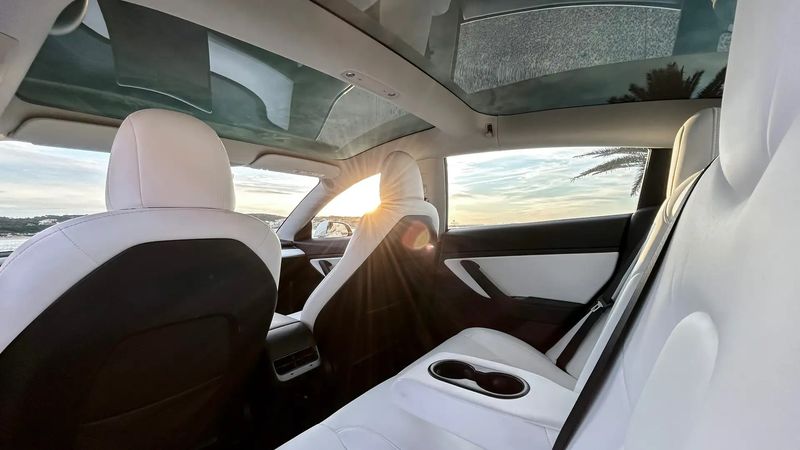 Tesla Model 3 • 2020 • 82,101 km 4