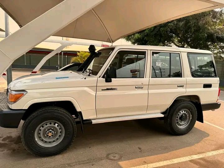 Toyota Land Cruiser • 2015 • 10,000 km 4