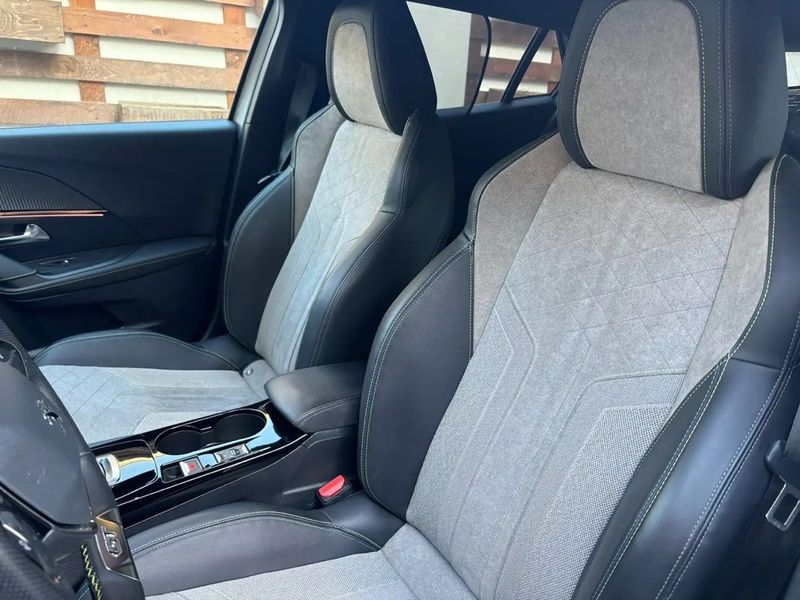 Peugeot 2008 • 2021 • 41,900 km 4