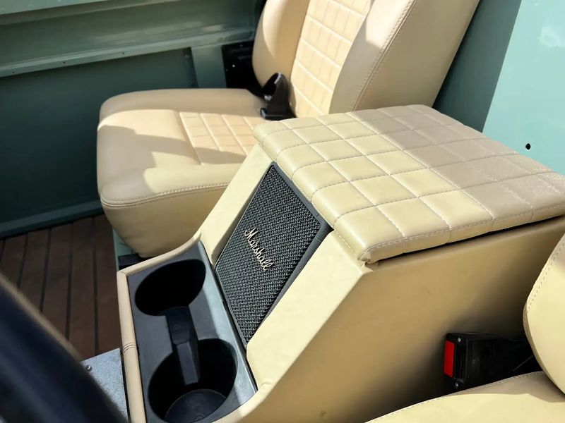 Land Rover Defender • 1983 • 35,000 km 5