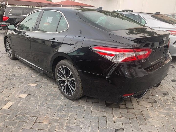 Toyota Camry • 2020 • 2 km 2