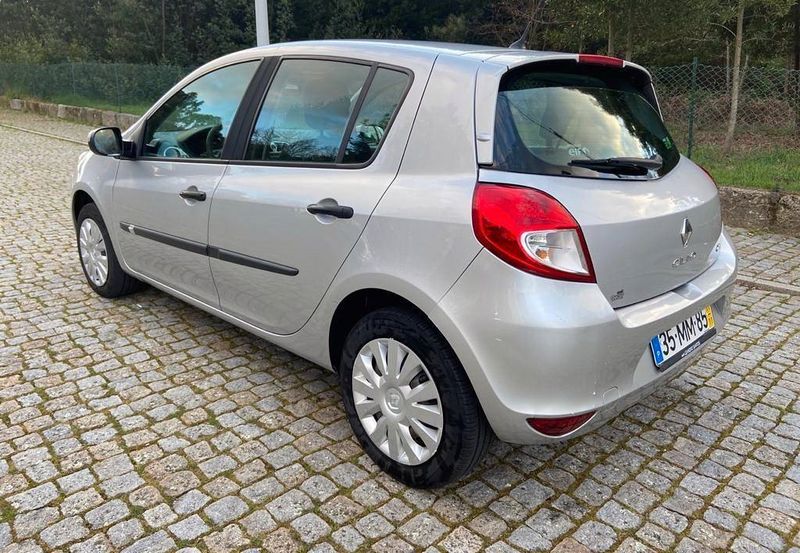 Renault Clio • 2011 • 199,999 km 2