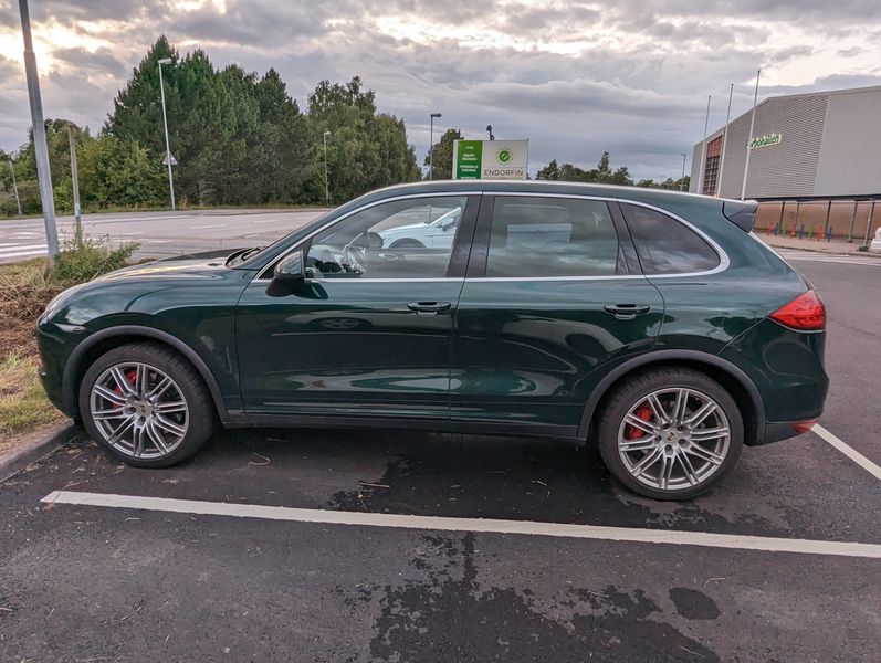 Porsche Cayenne • 2011 • 2,171,190 km 2