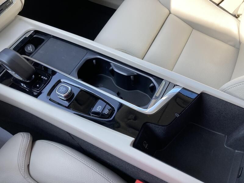 Volvo XC60 • 2024 • 12,819 km 18