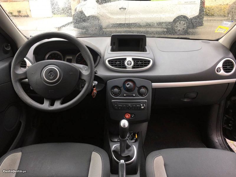 Renault Clio • 2010 • 2,010 km 5