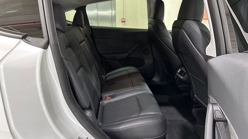 Tesla Model Y • 2023 • 8,890 km 5