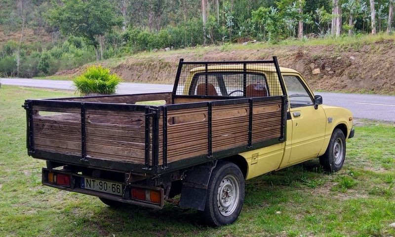 Toyota Hilux • 1983 • 350,000 km 3