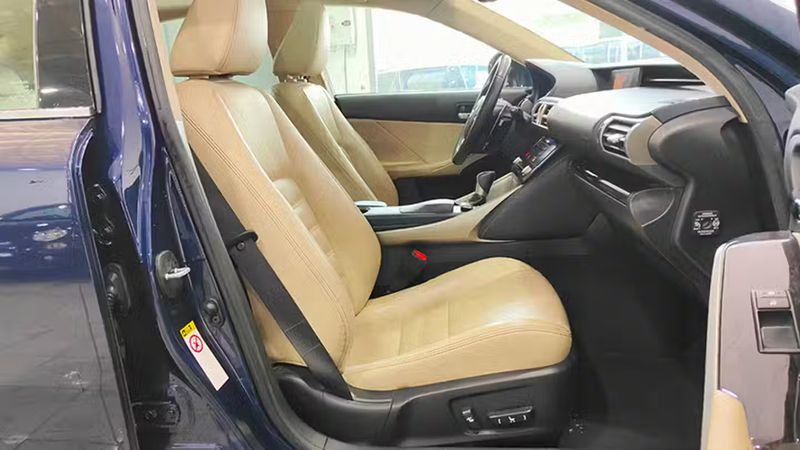 Lexus IS • 2014 • 136,088 km 10