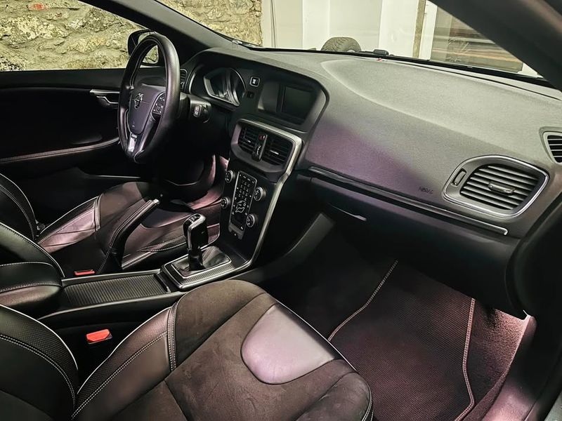 Volvo V40 • 2019 • 90,000 km 2