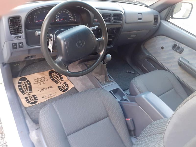 Toyota Hilux • 2000 • 239,000 km 4