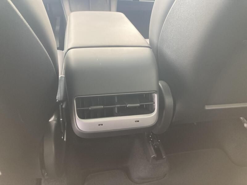 Tesla Model Y • 2024 • 2,458 km 29