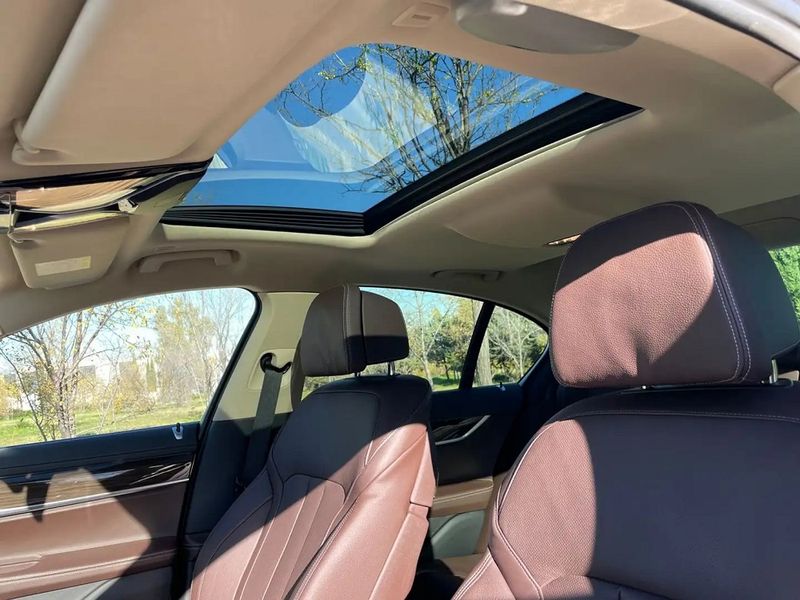 BMW 7 Series • 2017 • 137,000 km 6