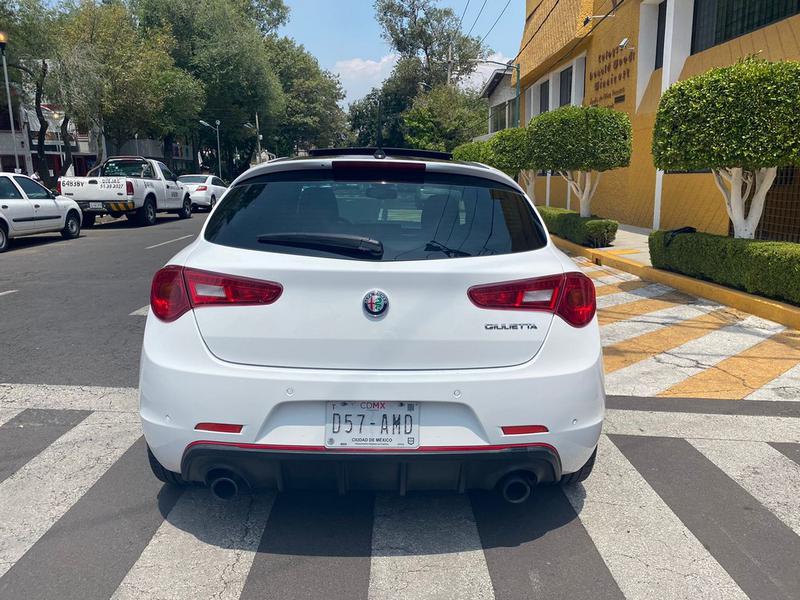 Alfa Romeo Giulietta • 2017 • 48,000 km 24