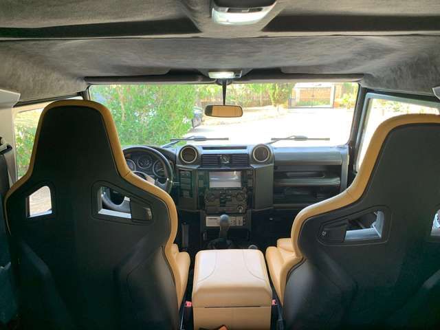 Land Rover Defender • 2007 • 117,500 km 3