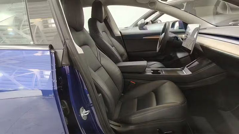Tesla Model 3 • 2022 • 37,418 km 9