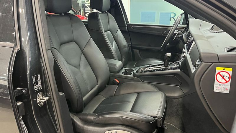 Porsche Macan • 2022 • 12,657 km 16