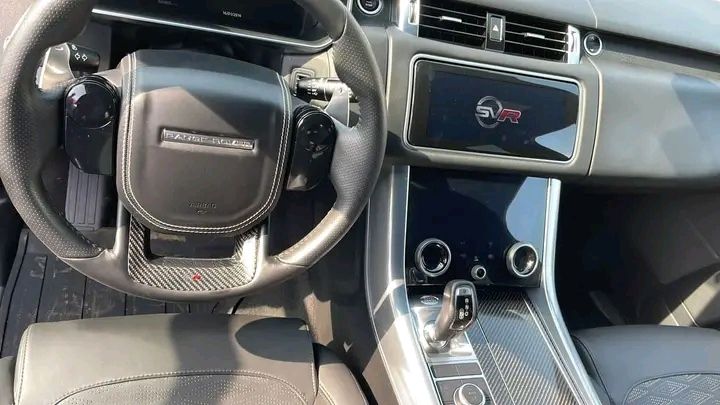 Land Rover Range Rover • 2018 • 50,000 km 2