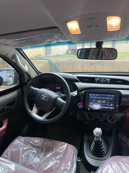 Toyota Hilux • 2017 • 2 km 2