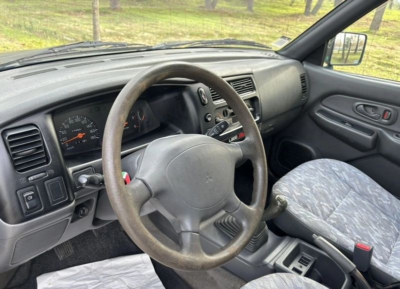 Mitsubishi L200 • 1999 • 275,000 km 2