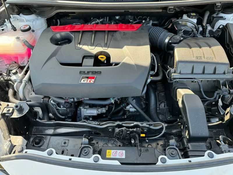 Toyota Yaris • 2021 • 12,950 km 6