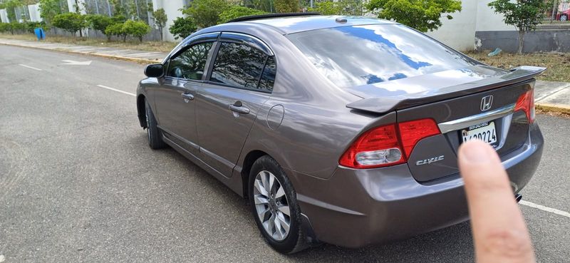 Honda Civic • 2009 • 200,000 km 7