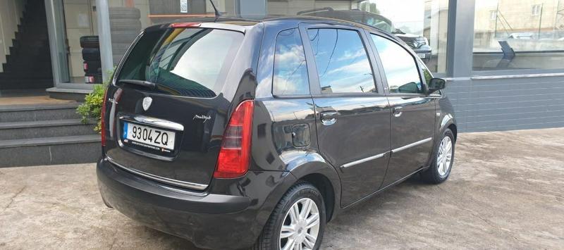 Lincoln Cosmopolitan • 2012 • 179,000 km 1