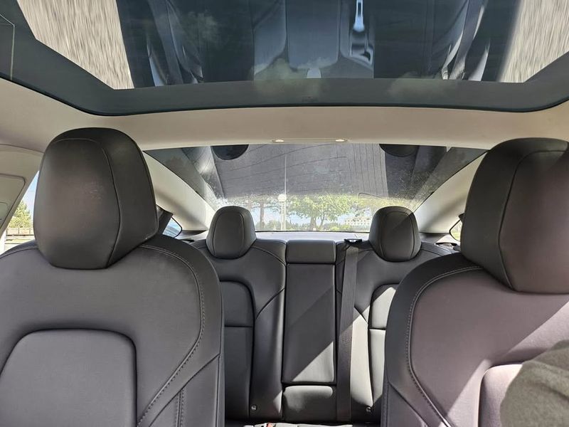 Tesla Model 3 • 2020 • 192,000 km 3