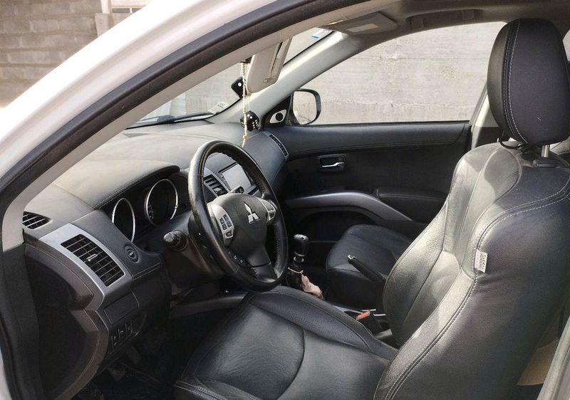 Mitsubishi Outlander • 2010 • 219,000 km 3