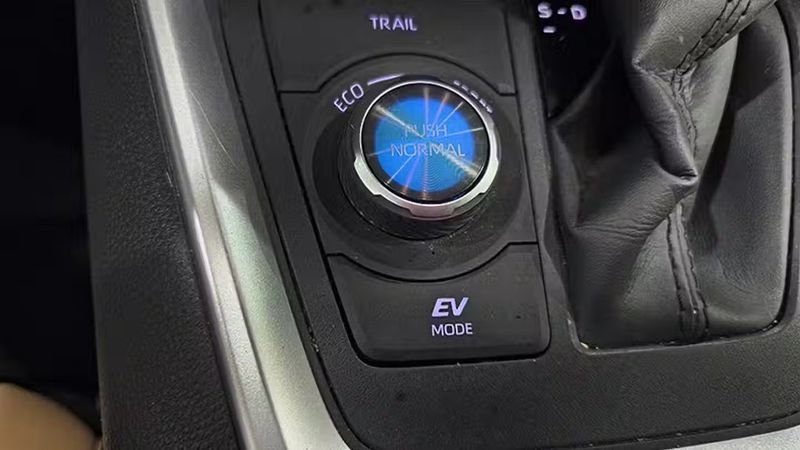 Toyota RAV4 • 2023 • 38,609 km 9