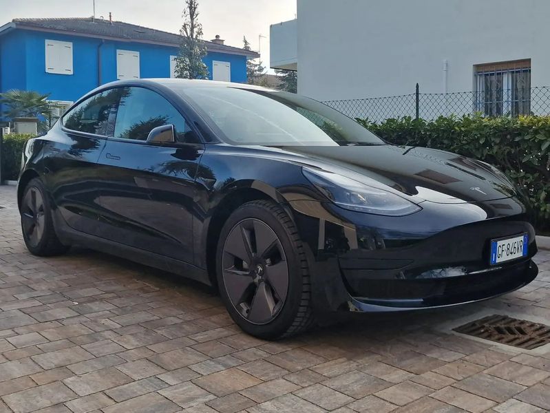 Tesla Model 3 • 2021 • 45,000 km 2
