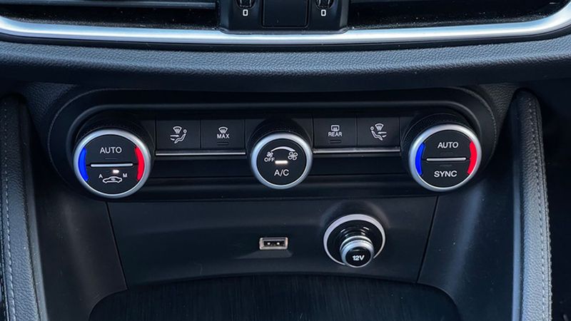 Alfa Romeo Stelvio • 2020 • 59,735 km 29