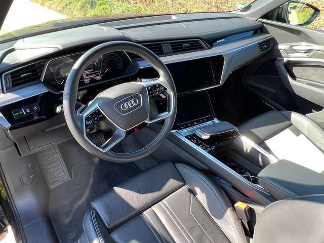 Audi e-tron • 2019 • 33,100 km 6