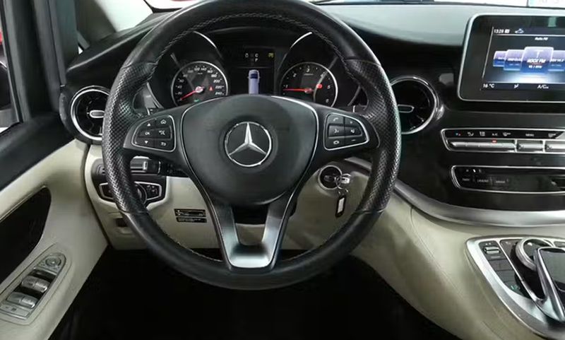 Mercedes-Benz 200 - 300 • 2019 • 76,303 km 13