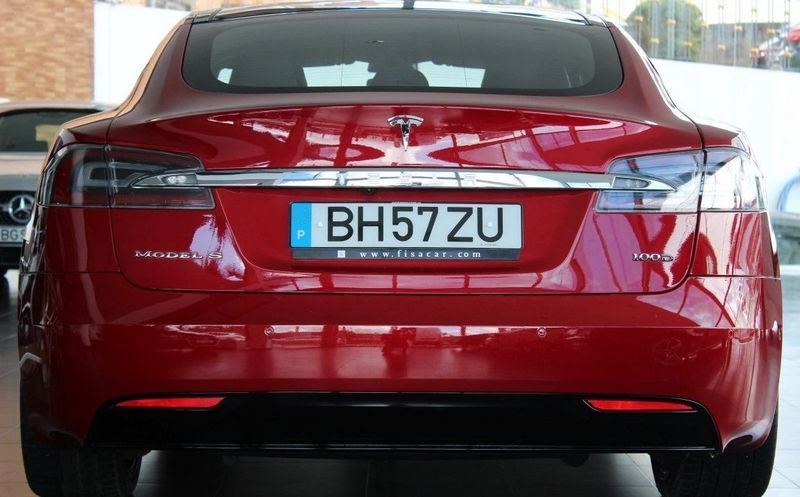 Tesla Model S • 2019 • 84,000 km 2