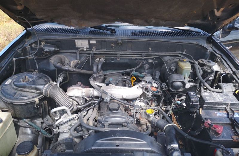 Toyota Hilux • 1999 • 256,000 km 3