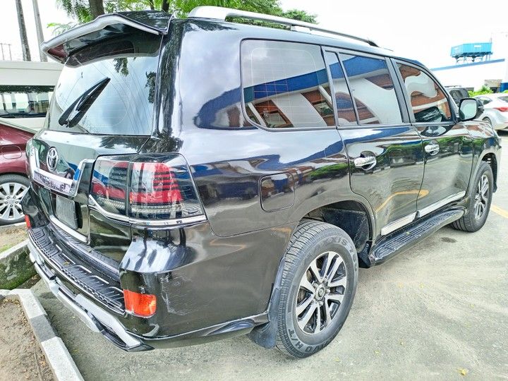 Toyota Land Cruiser • 2016 • 35 km 2