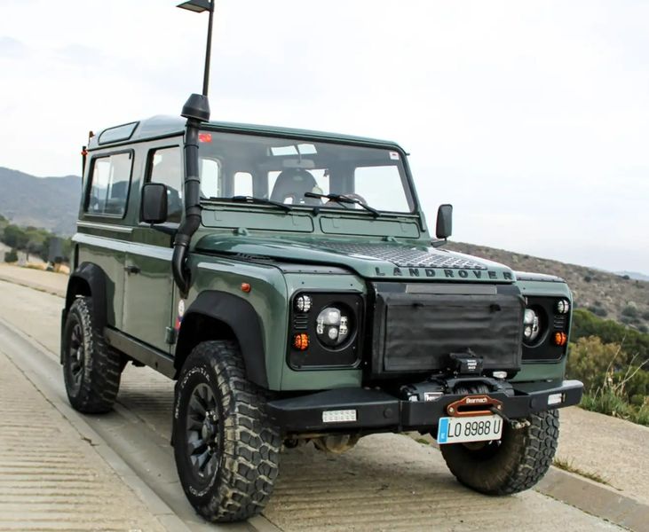 Land Rover Defender • 2000 • 268,000 km 1
