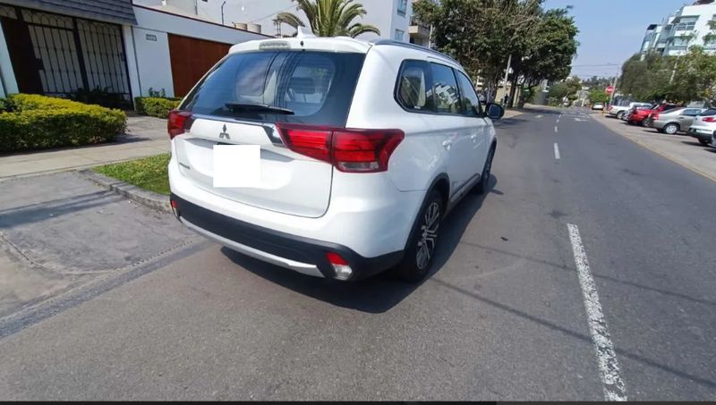 Mitsubishi Outlander • 2018 • 90,000 km 2