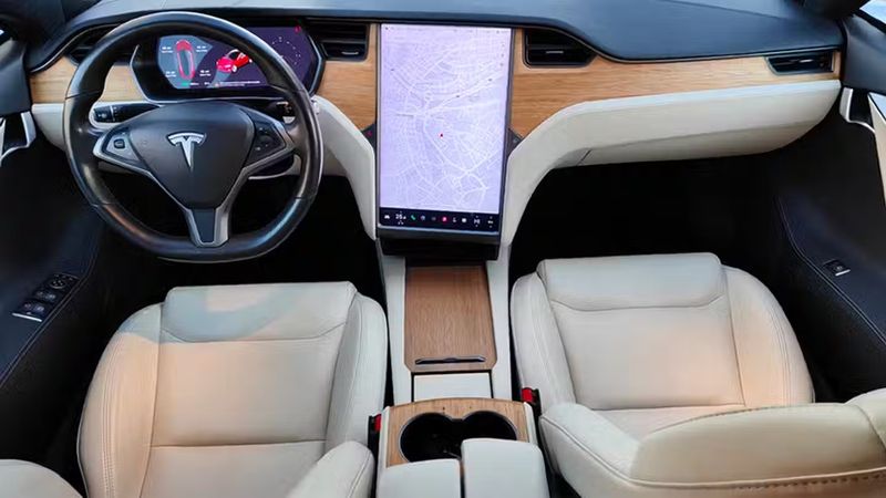 Tesla Model S • 2020 • 97,500 km 6