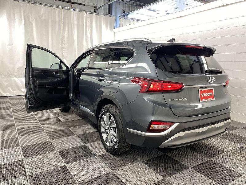 Hyundai Santa Fe • 2019 • 9,699 km 4