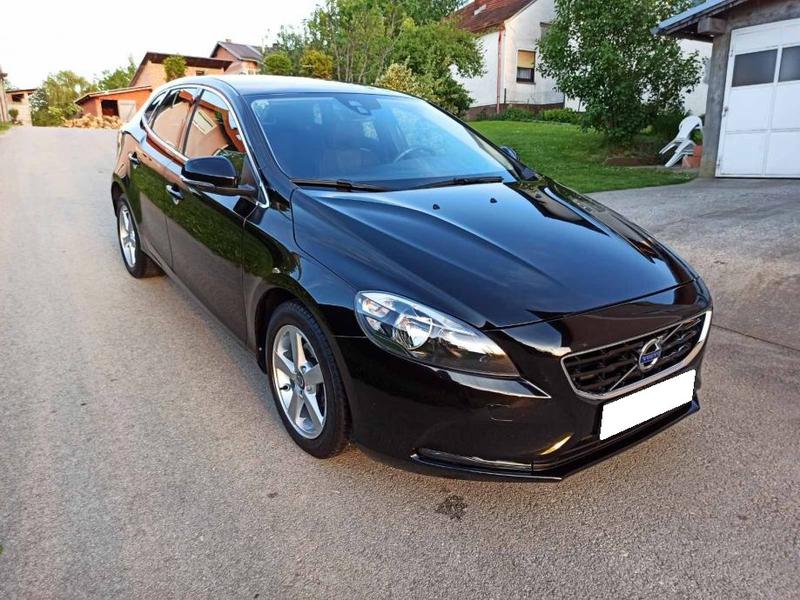 Volvo V40 • 2015 • 155,000 km 1