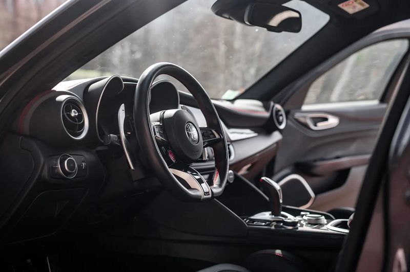 Alfa Romeo Giulia • 2020 • 36,500 km 9